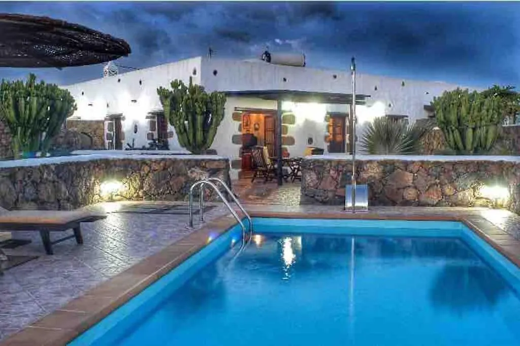 Casa rural El Caserío de Güime Villa con Piscina Climatizada San Bartolomé España